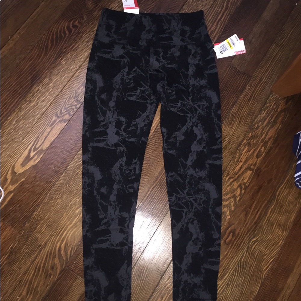 BRAND NEW size medium workout leggings